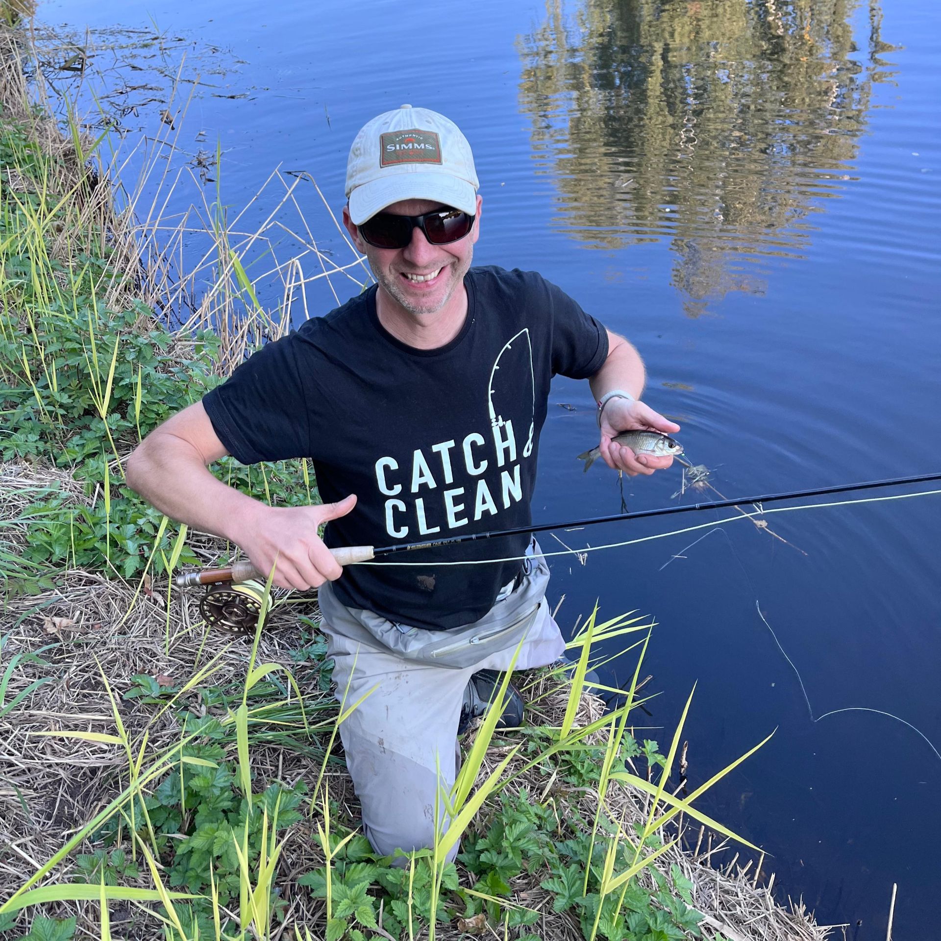 Nach dem "CLEAN" kommt das "CATCH". Am CCD lassen viele Gruppen den Tag am Gewässer mit einem gemeinsamen Angeln ausklingen. Foto: Finn Lückhoff, Fario e.V.