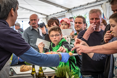 Besucher der Fishing Masters Show 2018 können die frisch zubereiteten Fische probieren