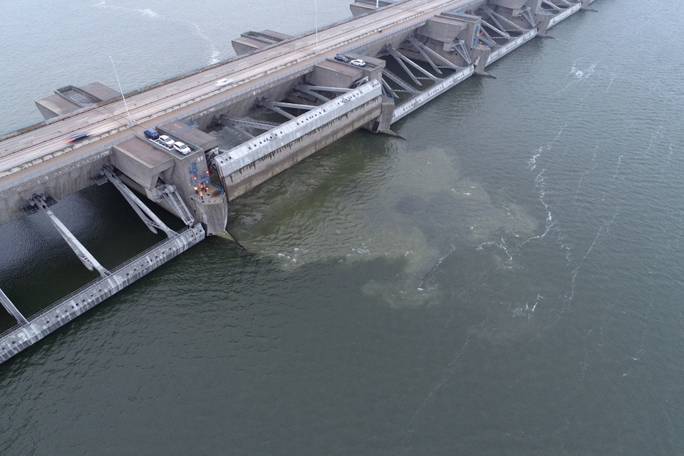 Vor dem Haringvlietdamm im Mündungsbereich des Rheins soll nach der Forderung der Petition in Zukunft keine Netzfischerei mehr stattfinden. Foto: Rijkswaterstaat