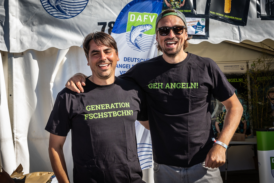 Prof. Dr. Robert Arlinghaus (links) zusammen mit Alexander Seggelke, Geschäftsführer des DAFV auf der Messe Fishing Masters Show 2019, wo er im Rahmen des Boddenhecht-Projekts am DAFV Stand in der Wissenschaftskomunikation aktiv war. Foto: DAFV, Olaf Lindner