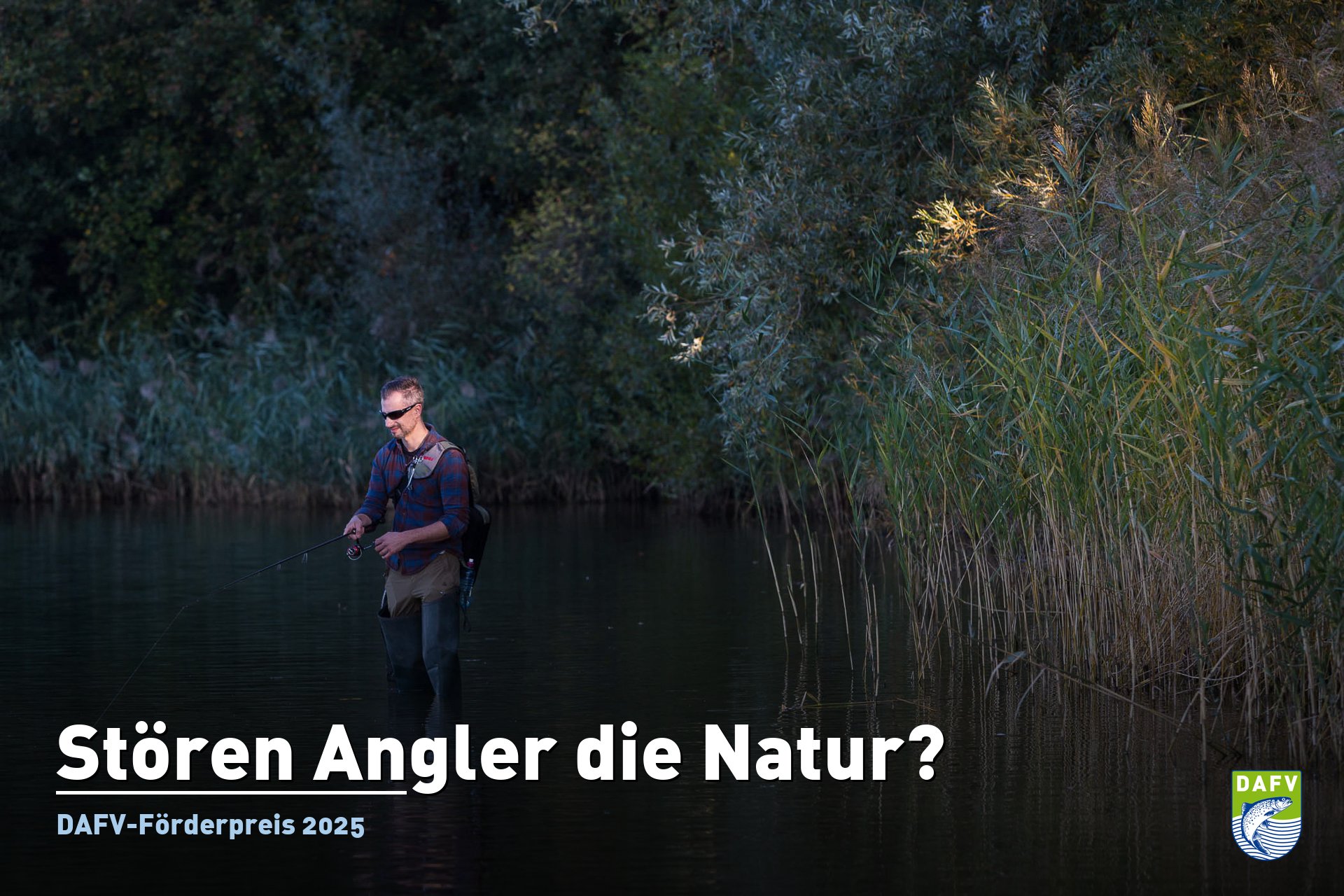 Angler im Gewässer – die Studie zeigt, dass Angeln keine spezifischen Störeffekte auf die Natur hat. Foto: Folrian Möllers