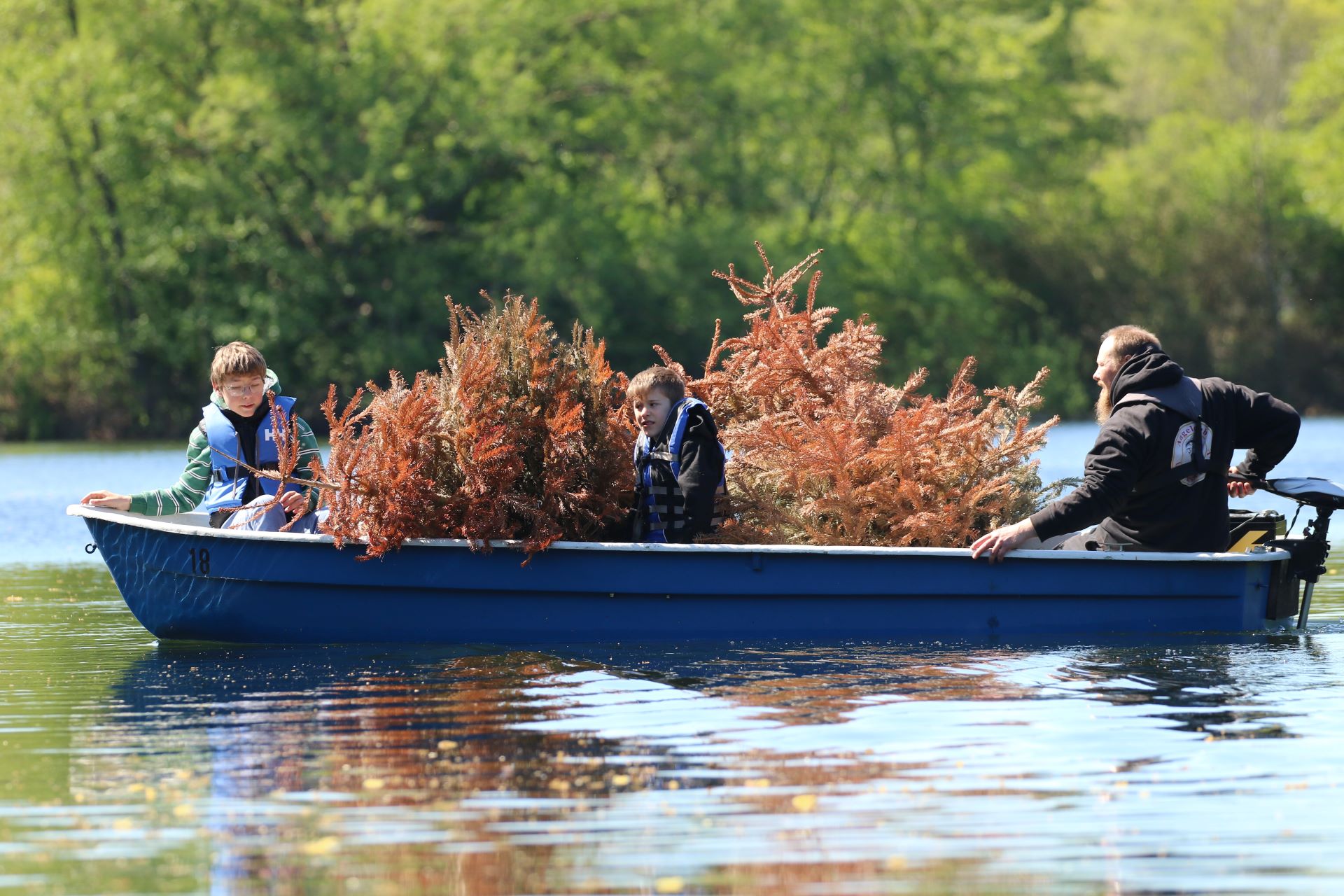 Mit dem Boot wurden die Tannenbäume an ihren Platz gebracht, Foto: Daniel Brose, Angelclub Ludwigsfelde e.V.