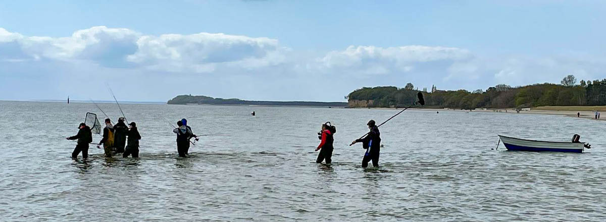 Mit Wathose und Angel geht es ab in die Ostsee zum Hornhechtfang