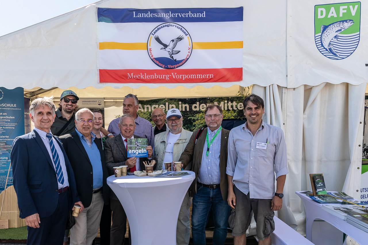 Mit Prof. Dr. Robert Arlinghaus (rechts) und Till Backkhaus (mit Angelbroschüre) waren hochkarätige Gäste am Gemeinschaftsstand des LAV-MV und DAFV zu Gast.