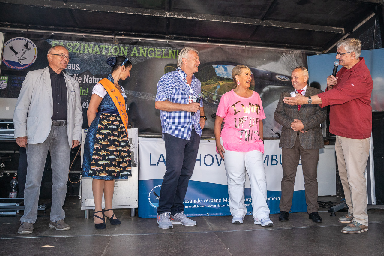 (v.l.n.r) Karl-Heinz Brilowski (Präsident LAV-MV), die Fischerkönigin MV, Sigi Götze, Alexandra Jahr, Till Backhaus und der LAV Moderator Norbert Bosse.