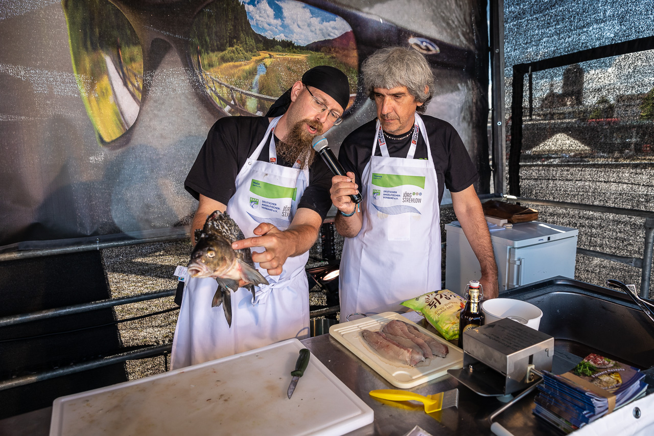 Malte Frerichs und Thomas Struppe vom DAFV zeigen die Zubereitung frisch gefangener Fische aus heimischen Gewässern.