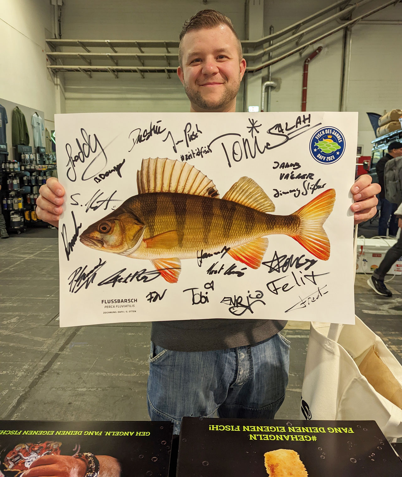 DAFV Fischposter vom Barsch, dem Fisch des Jahres 2023 mit Unterschriften von bekannten Anglern. Foto: DAFV, Olaf Lindner 