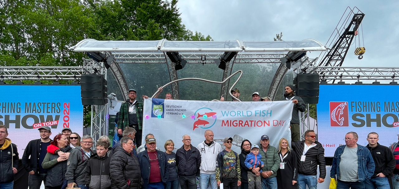 Besucher der Messe Fishing Masters Show 2022 setzten sich zusammen mit dem DAFV für die Wiederherstellung frei fließender Flüsse ein. 