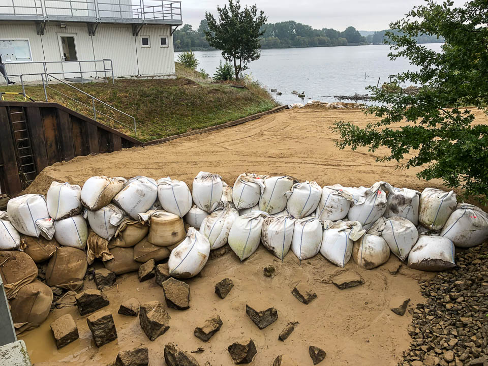 Der obere Bereich der Fischaufstiegsanlage Süd wurde mit Sand vollständig verfüllt. Hier kommen nur noch Wollhandkrabben rüber. (Foto: René Schwartz, BUE Hamburg)