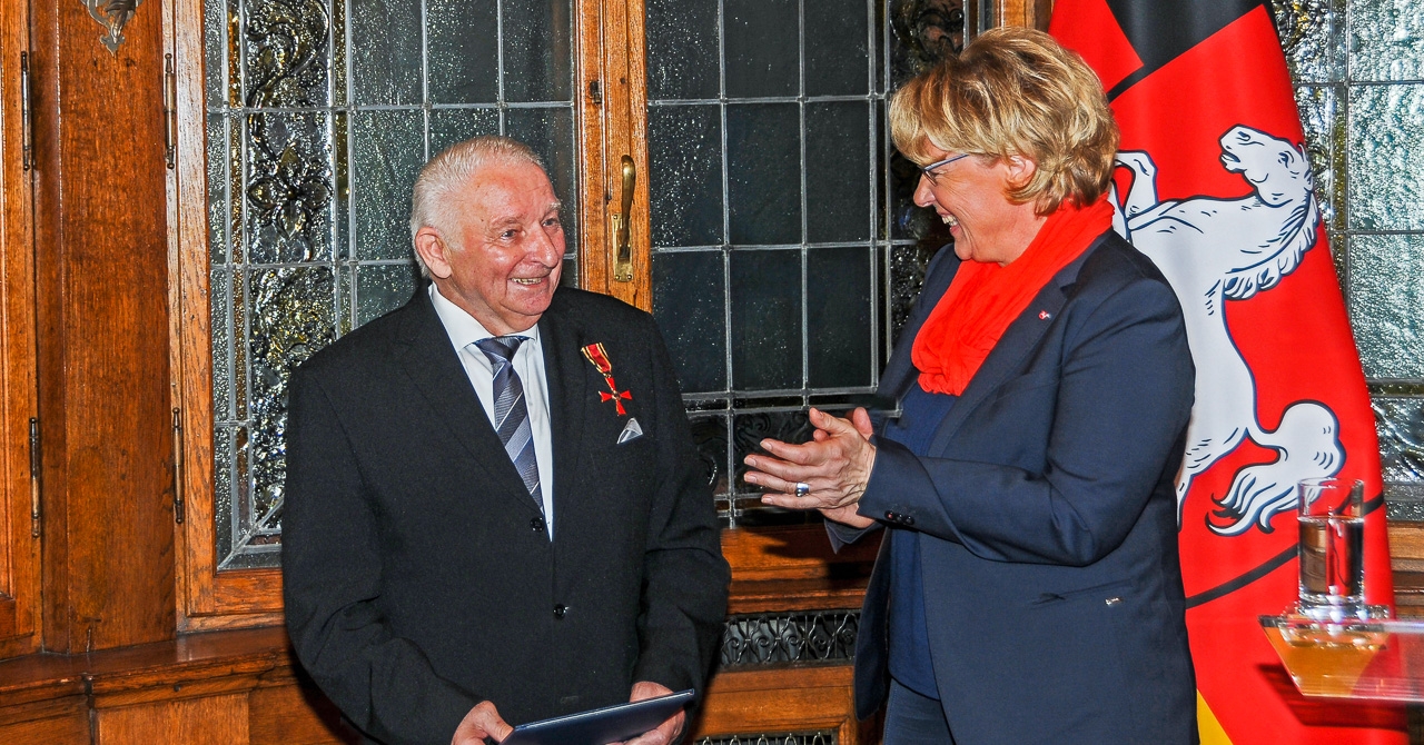 Ministerin Barbara Otte-Kinast zeichnet Bernhard Pieper mit dem Bundesverdienstkreuz aus.