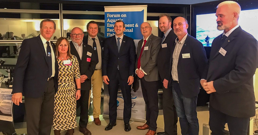 Virginijus Sinkevicius (Bildmitte), EU-Kommissar für Umwelt, Ozeane und Fischerei mit Vertretern der European Anglers Alliance